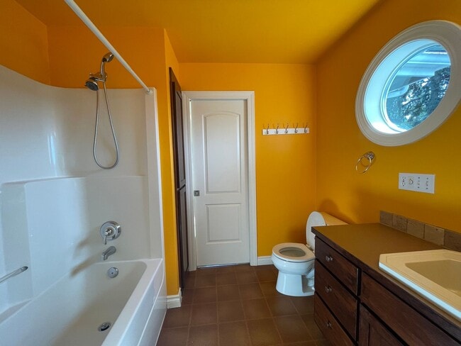 Building Photo - Spacious 5-Bedroom Home with Cascade & Val...