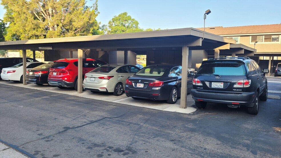 Building Photo - 198 Springview