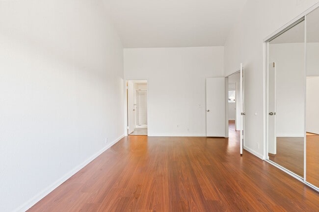 Building Photo - Spacious & Central 3BR/2.5 BA Town Home