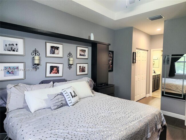 Building Photo - 11887 SW 150th Pl