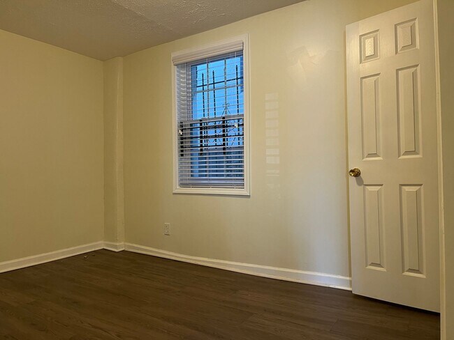 Building Photo - Spacious 3/2 Duplex Unit w/ Bonus Room Min...