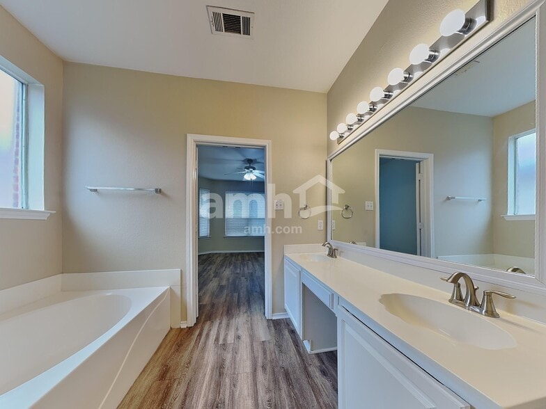 Building Photo - 1511 Cheyenne Trl