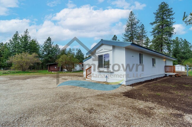 Building Photo - 2 Bedroom 1 Bath Home with Off-Street Park...