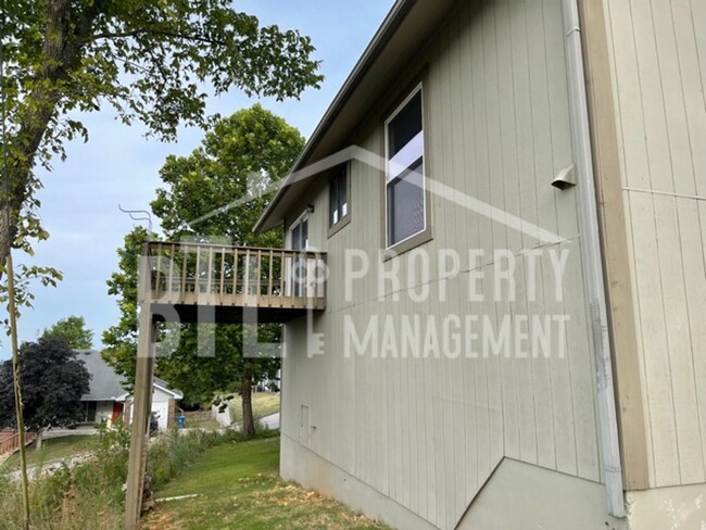 Building Photo - Beautiful 2 Bedroom Duplex with 2 Car Garage