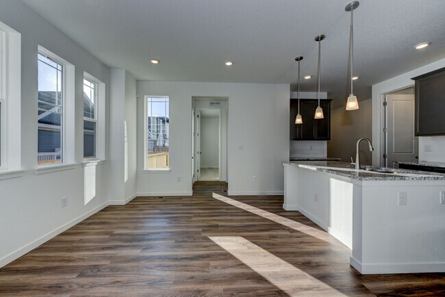 Building Photo - Beautiful 4 bed, 3 bath Townhome with 2 car garage ready for move in!