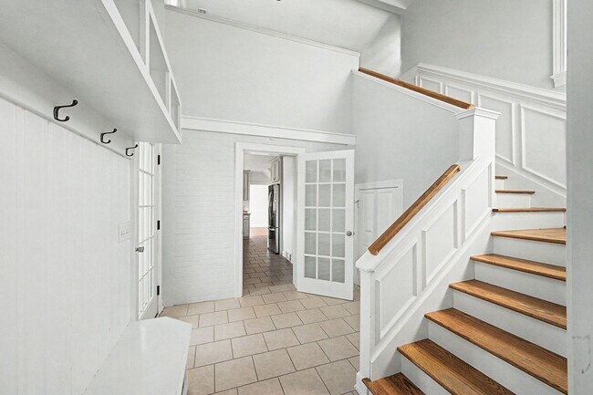 Building Photo - Beautiful 4BD/3.5BA home in the heart of Green Hills.