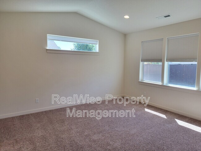 Building Photo - 2482 NW Glen Oak Ave