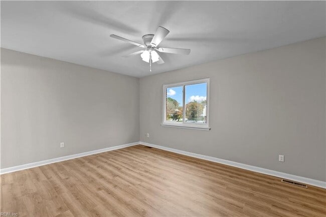 Building Photo - Updated Townhome in Virginia Beach