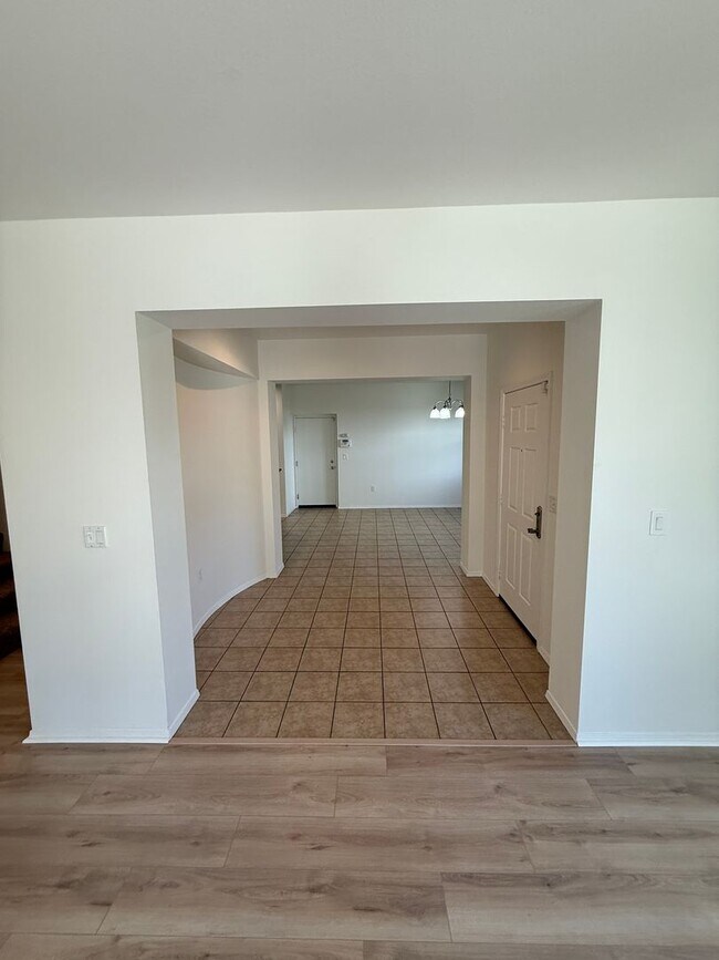 Building Photo - Beautiful 4 Bedroom, 2 1/2 Bathroom Townho...