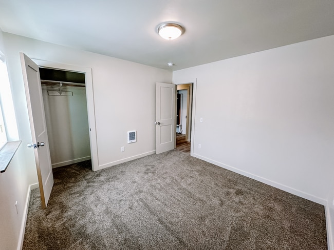 Building Photo - Newer Duplex for Rent Between Twin Bridges and Sheridan!