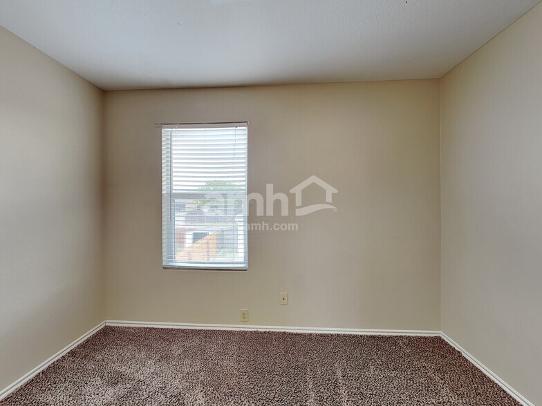 Building Photo - 6013 Midcrown Dr