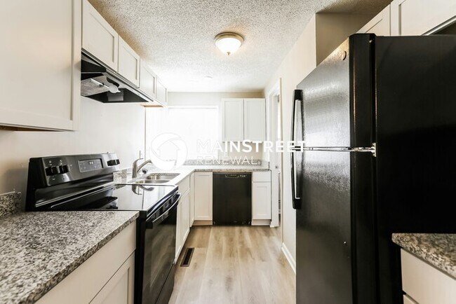 Building Photo - 3 Bedroom Pet-Friendly Home in Overland Park, KS with Main Street Renewal