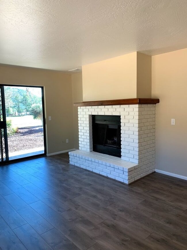 Building Photo - 375 Fairway Oaks Dr