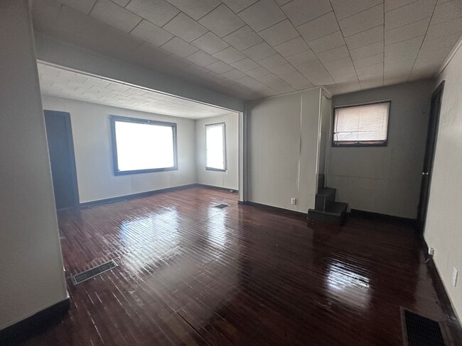 Building Photo - 209 Cook-