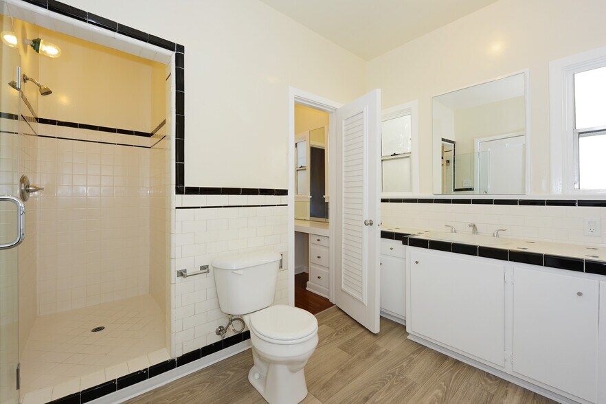 Building Photo - 331 S Reeves Dr