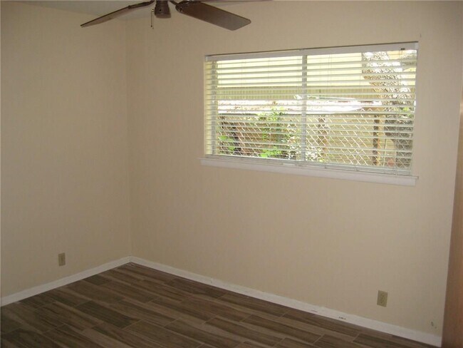 Building Photo - 2007 Oakglen Dr