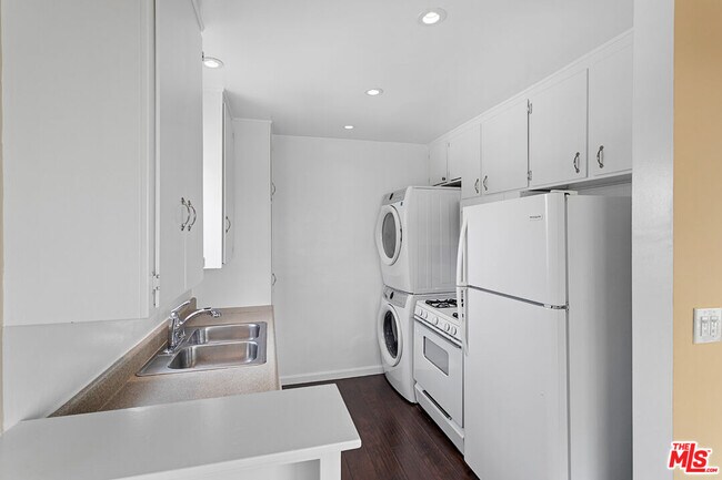 Building Photo - 5961 Chula Vista Way