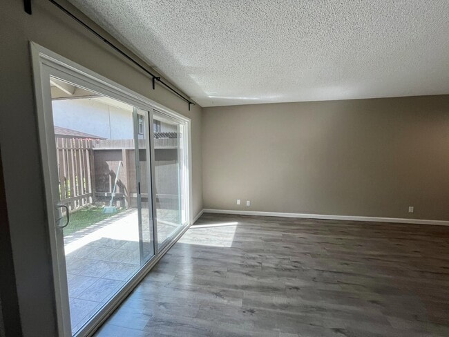 Building Photo - 5472 Roundtree Pl