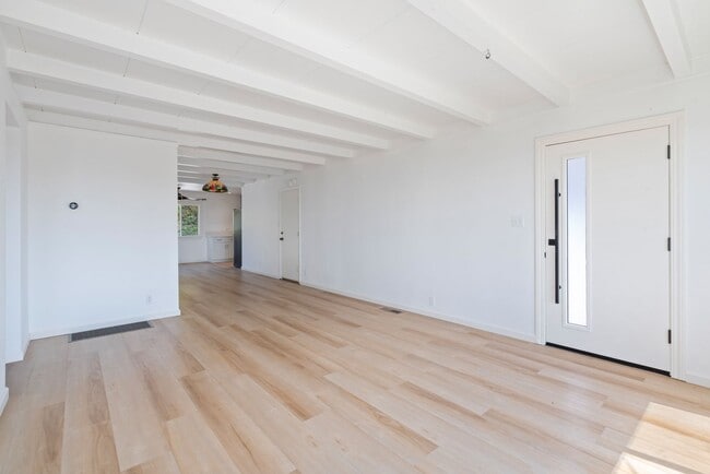 Building Photo - Pacific Ocean and Hillside Views