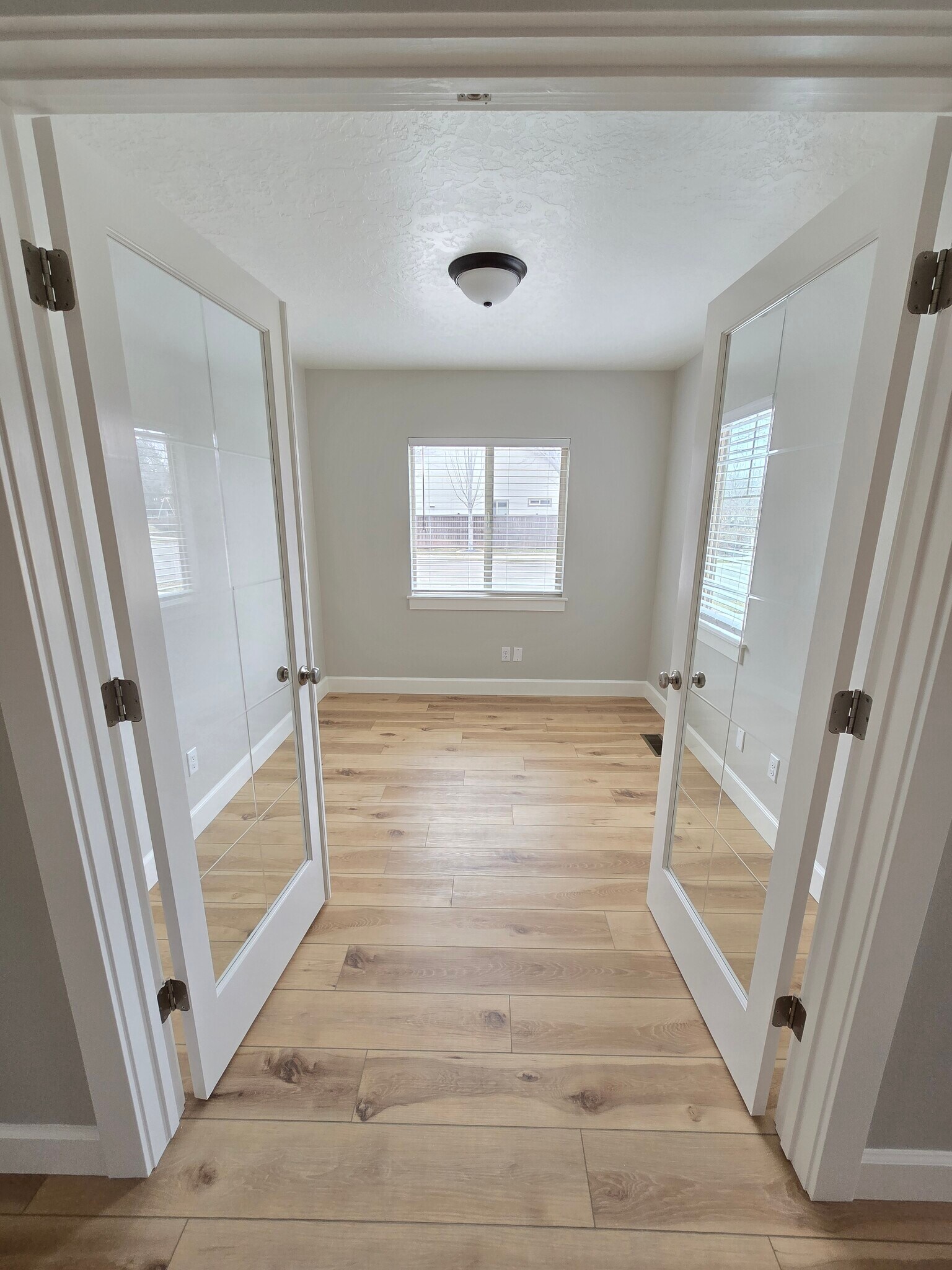 Building Photo - 591 W Kingsley St