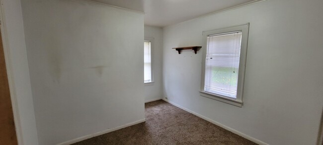 Building Photo - AVAILABLE JUNE 2025 - 4 Bed, 1 Bath, Near ...