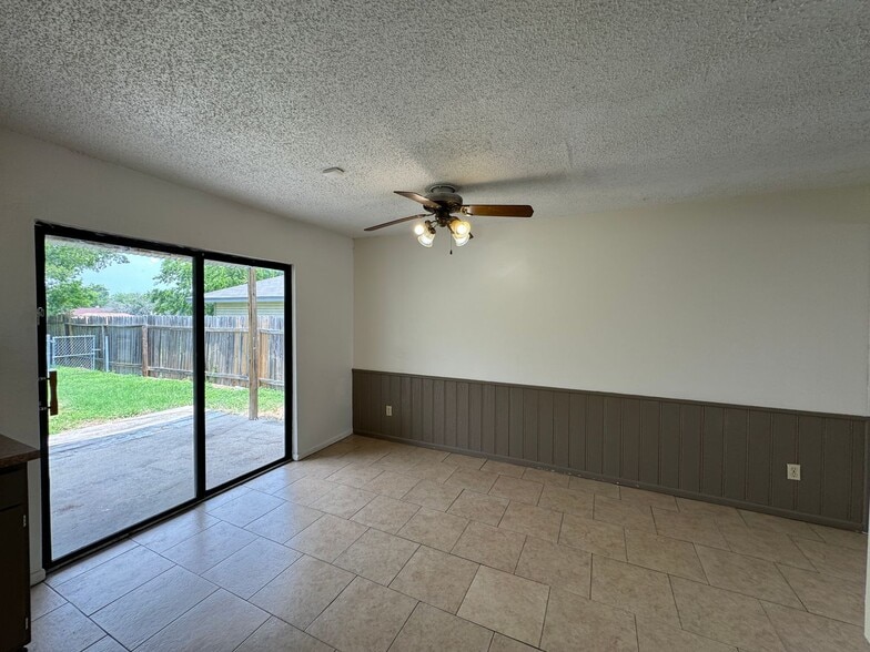 Building Photo - 2515 Bermuda Dr