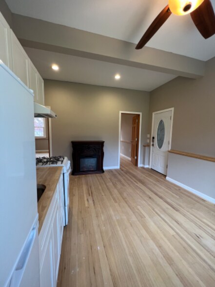 Building Photo - 520 Trumbull Hwy