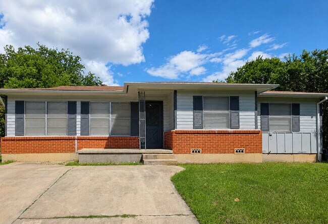 Building Photo - 1204 Connell Dr