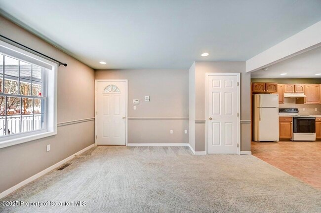 Building Photo - 28 Robin Ln