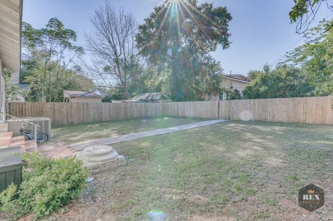 Building Photo - Central Location, Hardwood Floors, Recently Updated