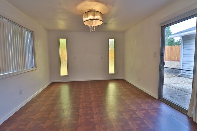 Building Photo - Roommate- Friendly 4 bedroom, 2 Bath Home Near UNR