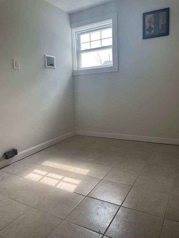 Building Photo - 27 Snell St