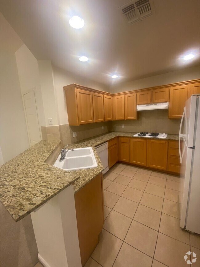 Building Photo - Stunning Top Floor View Condo at Park Avenue!