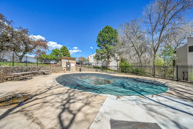 Building Photo - $1,300 - 1 Bed, 1 Bath Condo in Denver wit...