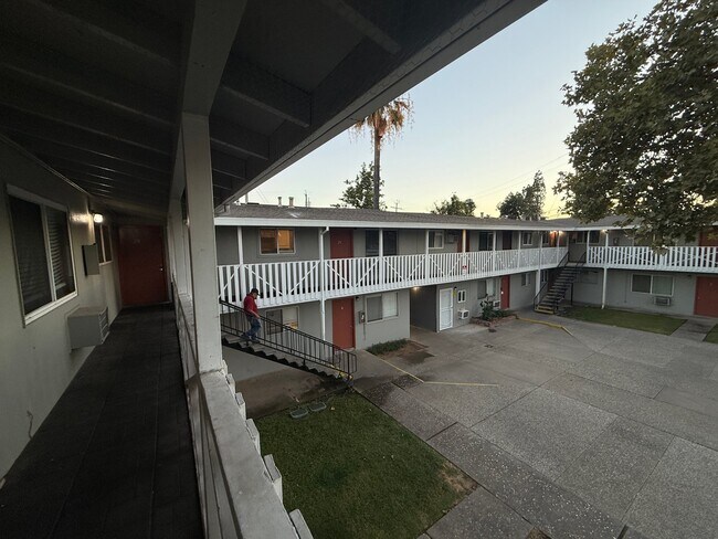 Building Photo - 1523 Los Robles Blvd