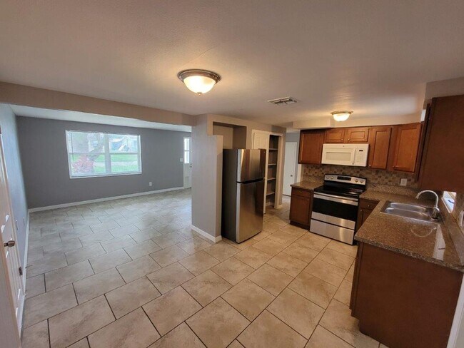 Building Photo - BEAUTIFUL 3/2/1 1020 Sq Ft, UPDATED kitchen & bath, ALL tile floors, LARGE fenced in yard!!