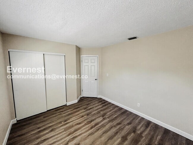 Building Photo - 2 Bed/1 Bath Townhome with Off-Street Parking / Pet-Friendly / Available Now!