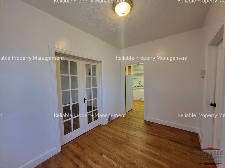 Building Photo - 312 Gladstone St