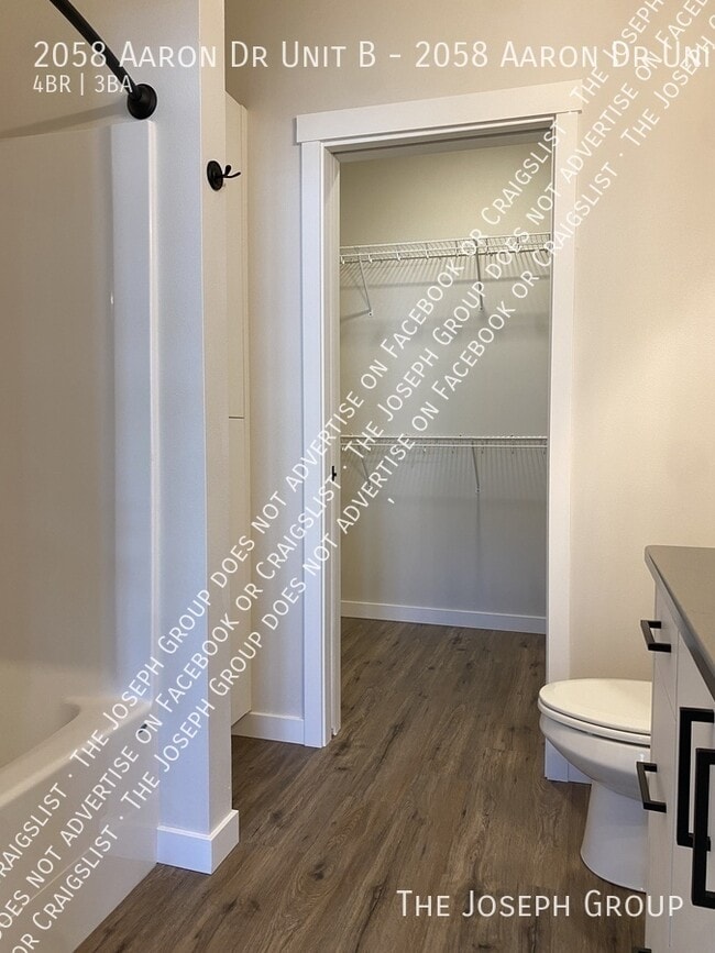 Building Photo - 2058 Aaron Dr