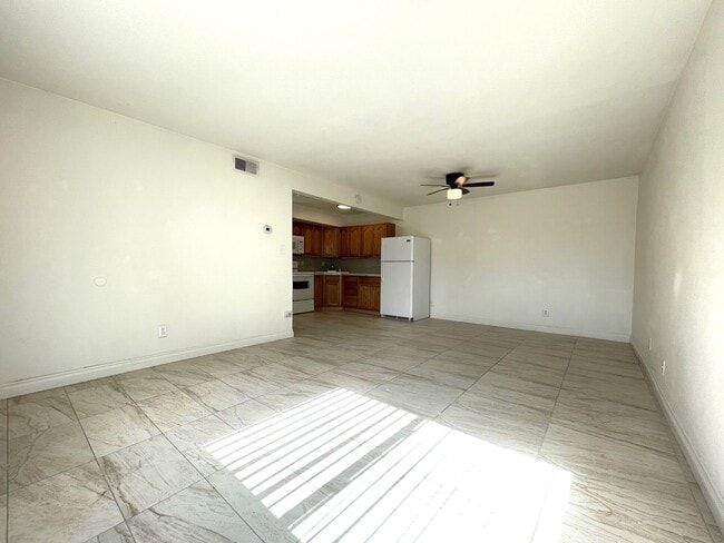 Building Photo - AVAILABLE NOW!  Lovely 1 Bed 1 Bath Apartm...