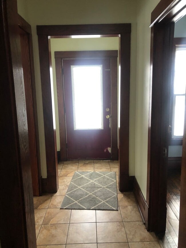 Building Photo - Beautiful 6br house with garage