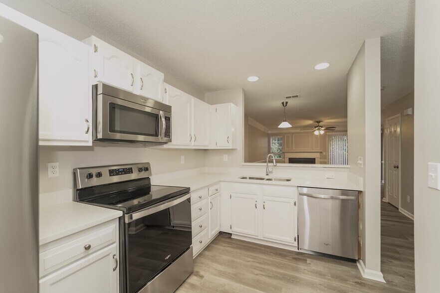 Building Photo - 3204 Summercroft Ln