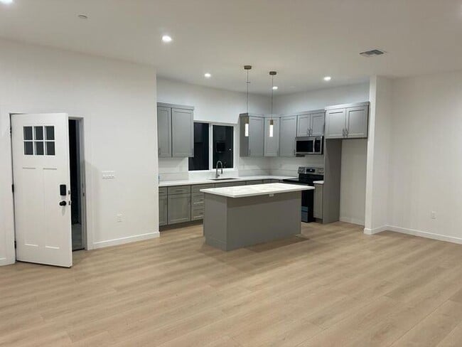 Building Photo - 3 Bedroom Home with Garage for Rent Little...