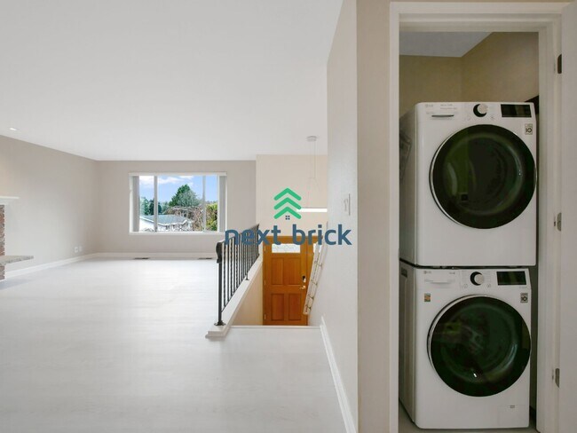 Building Photo - 6 Bed and 3 Bath Single Family Home Available Now!