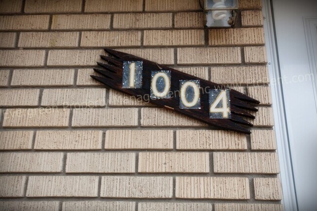 Building Photo - 1004/1006 Cragmore Dr.