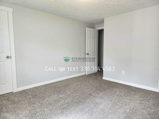 Building Photo - 157 Elm St NE