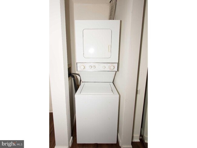 Building Photo - 130 Arch St