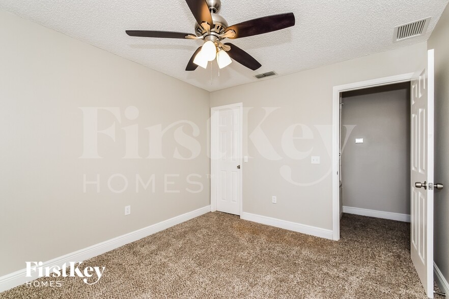 Building Photo - 654 Parakeet Ct