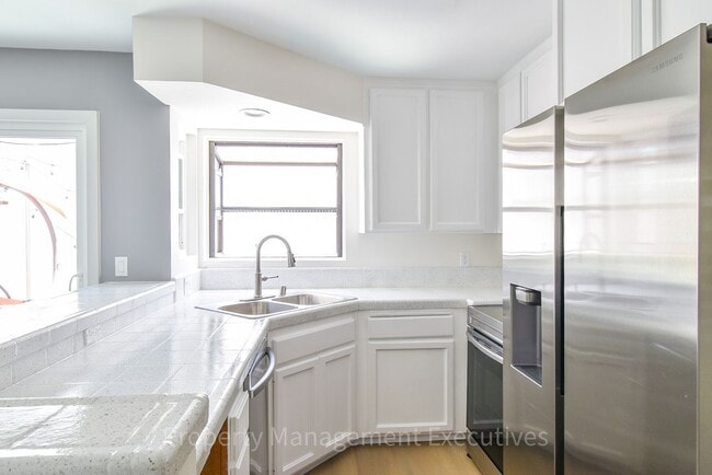 Building Photo - Renovated 2 Bedroom, 2.5 Bath Townhome