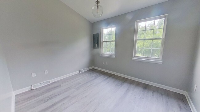 Building Photo - Recently Renovate 3 Bedroom Townhome